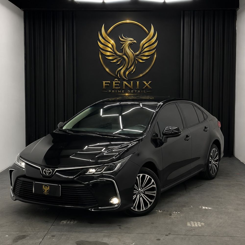 Toyota Corolla preto em três quartos com brilho profundo na pintura