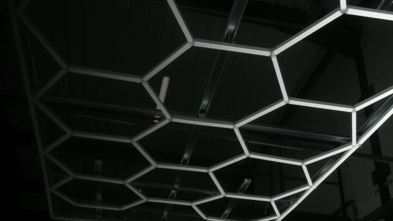 Estúdio de estética automotiva com iluminação hexagonal